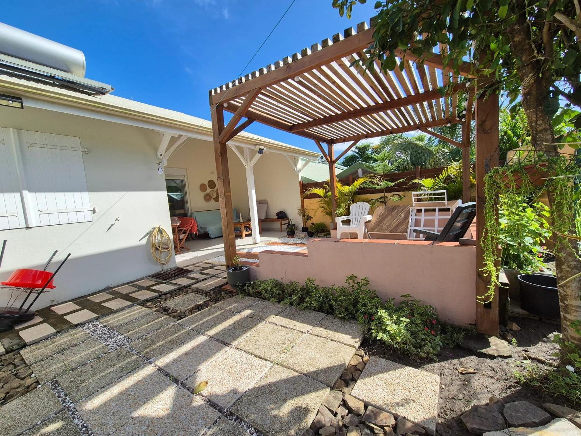 Maison Charmante A Sainte-Anne Avec Jardin Et Pergola En Bois. Exterior photo